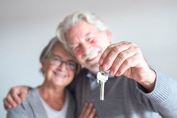 Älteres Paar mit Wohnungsschlüssel