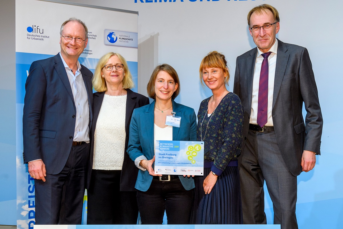 Gruppenbild mit drei Frauen und zwei Männern.