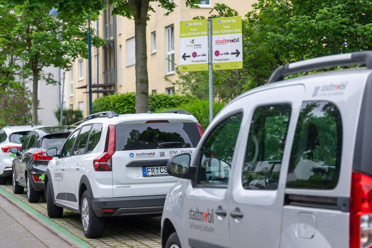 Parkende Autos verschiedener Carsharing-Anbieter