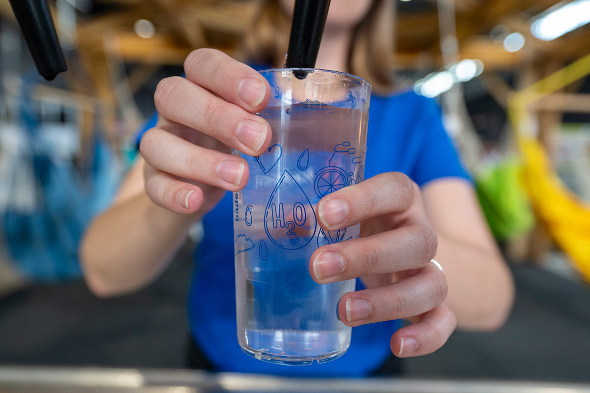 Wasserglas mit frischem Trinkwasser