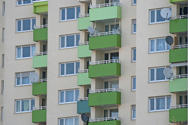 Hochhausfassade mit Balkonen