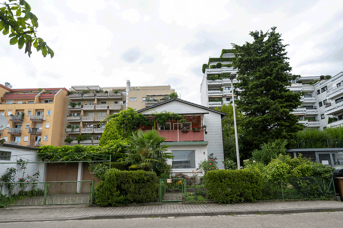 Einfamilienhaus mit Hochhäusern im Hintergrund
