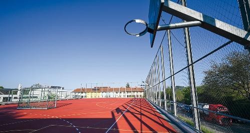 Mehrfachnutzung Soziale Infrastruktur: Nutzung des Dachs der Sporthalle als Sportfläche/ Pausenfläche.