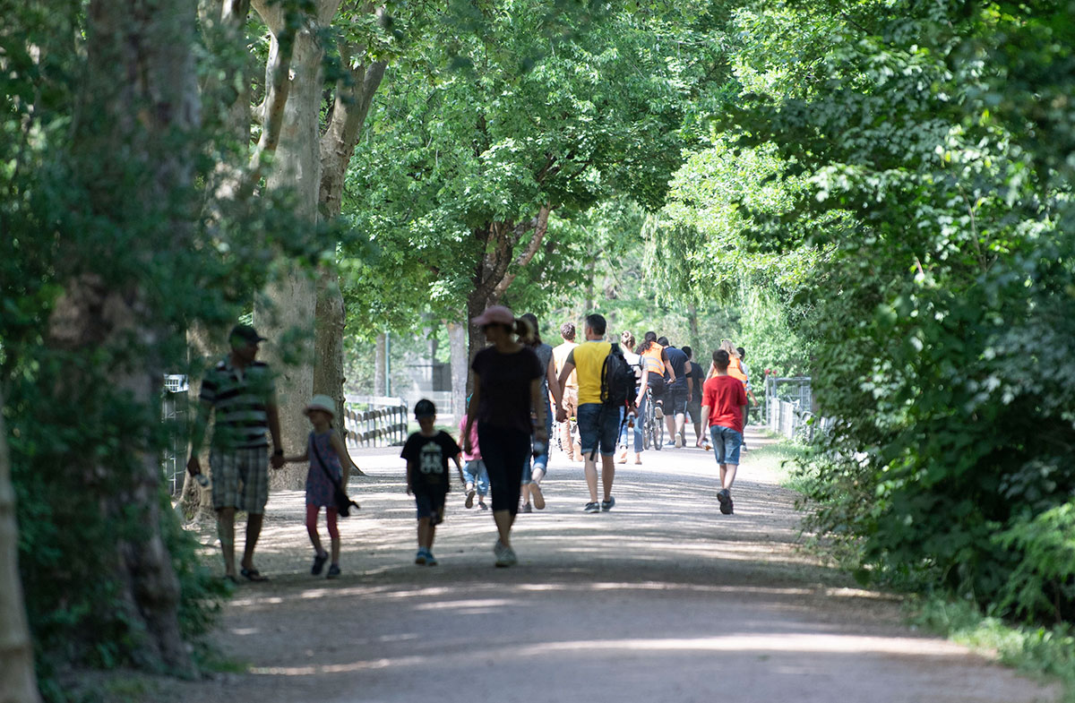 Familie auf dem Weg zum Mundenhof