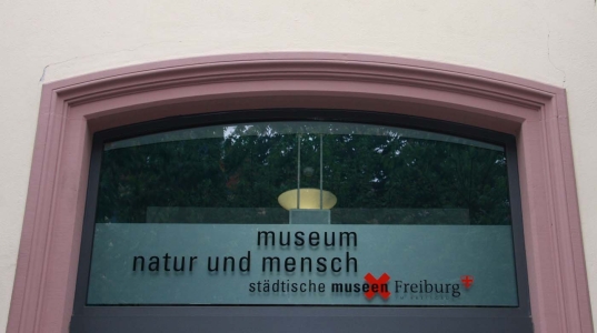 Logo MNM am Haupteingang, 2020, Foto: MNM.