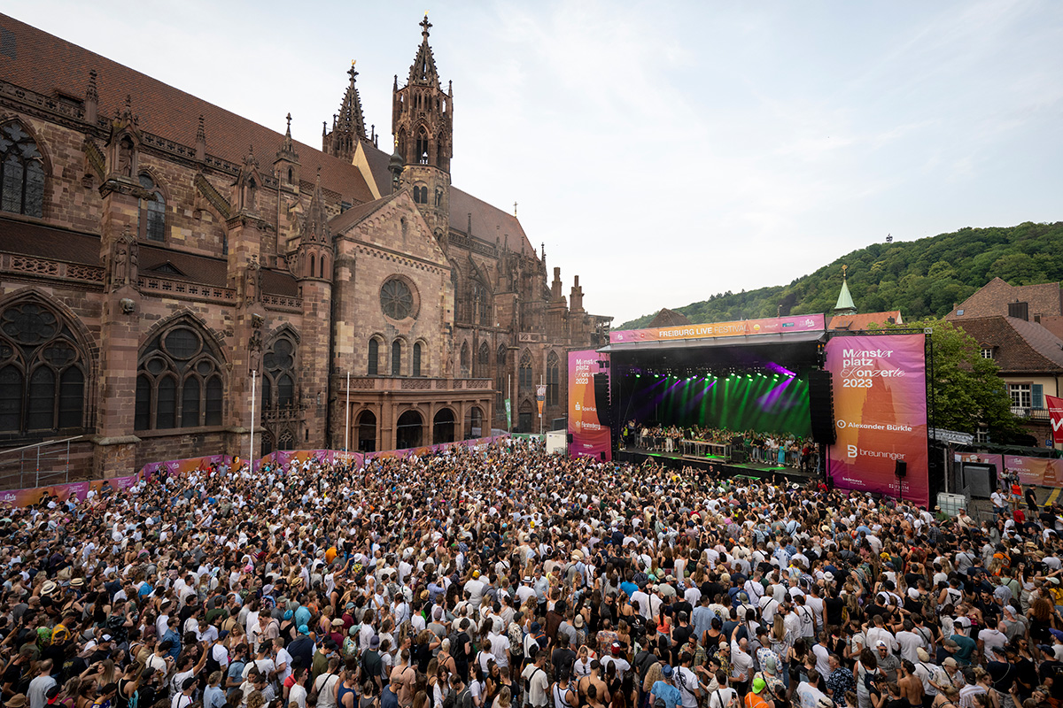 Große Menschenmenge vor einer Konzertbühne auf dem Münsterplatz