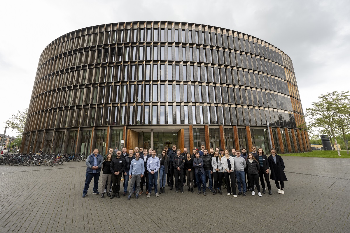 Das Team von Freiburg Resist vor dem Rathaus im Stühlinger