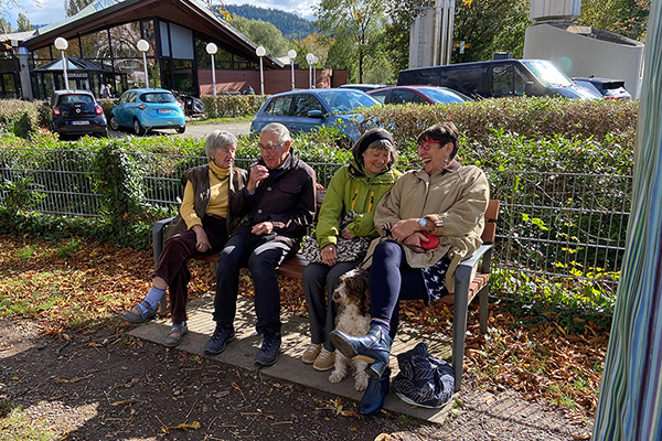 4 Menschen auf einer Bank