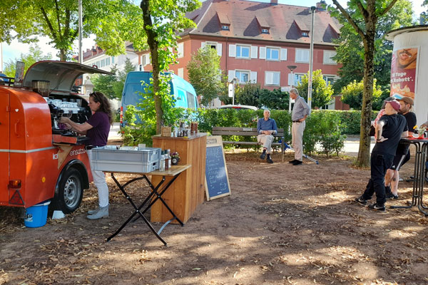 Schwätzbänkle in Brühl mit Café-Ape im Vordergrund